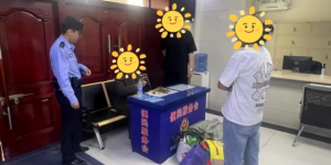 艾草香里话平安 冰城民警街头传递警民情