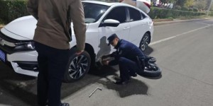 路遇爆胎车主急，民警援手显温暖